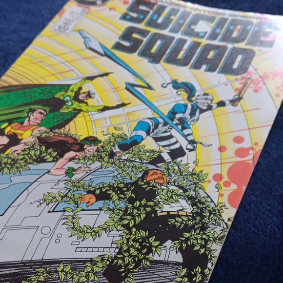 Suicide Squad Comic Book # 33 - Picture 2 of 2